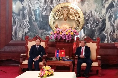 ປະທານສານປຊຊສູງສຸດຫວຽດນາມມອບຫຼຽນກາລະນຶກໃຫ້ຮອງປະທານສານປຊຊສູງສຸດລາວ